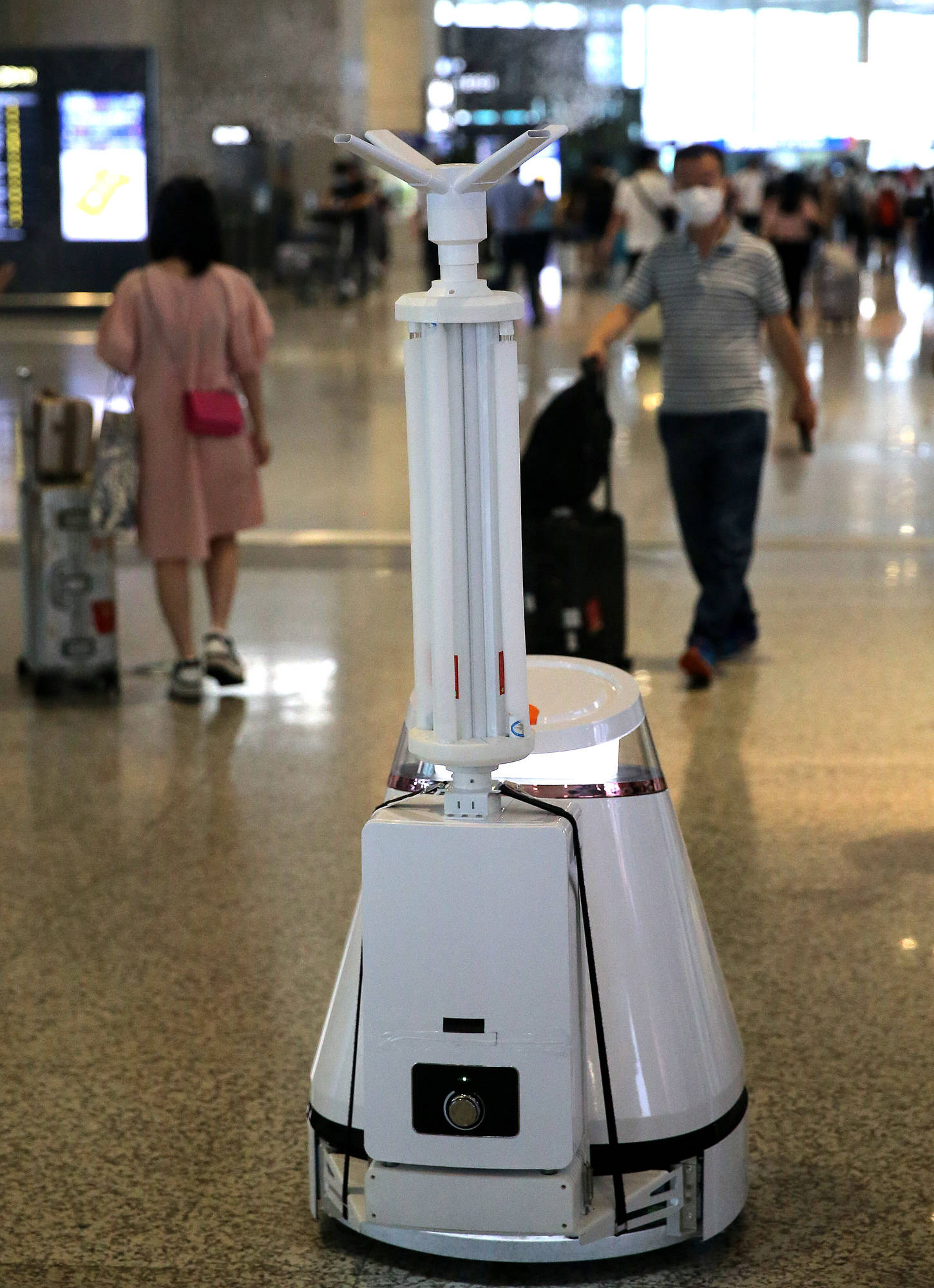 7月10日,消毒机器人在上海虹桥机场候机大厅进行自动雾化消毒