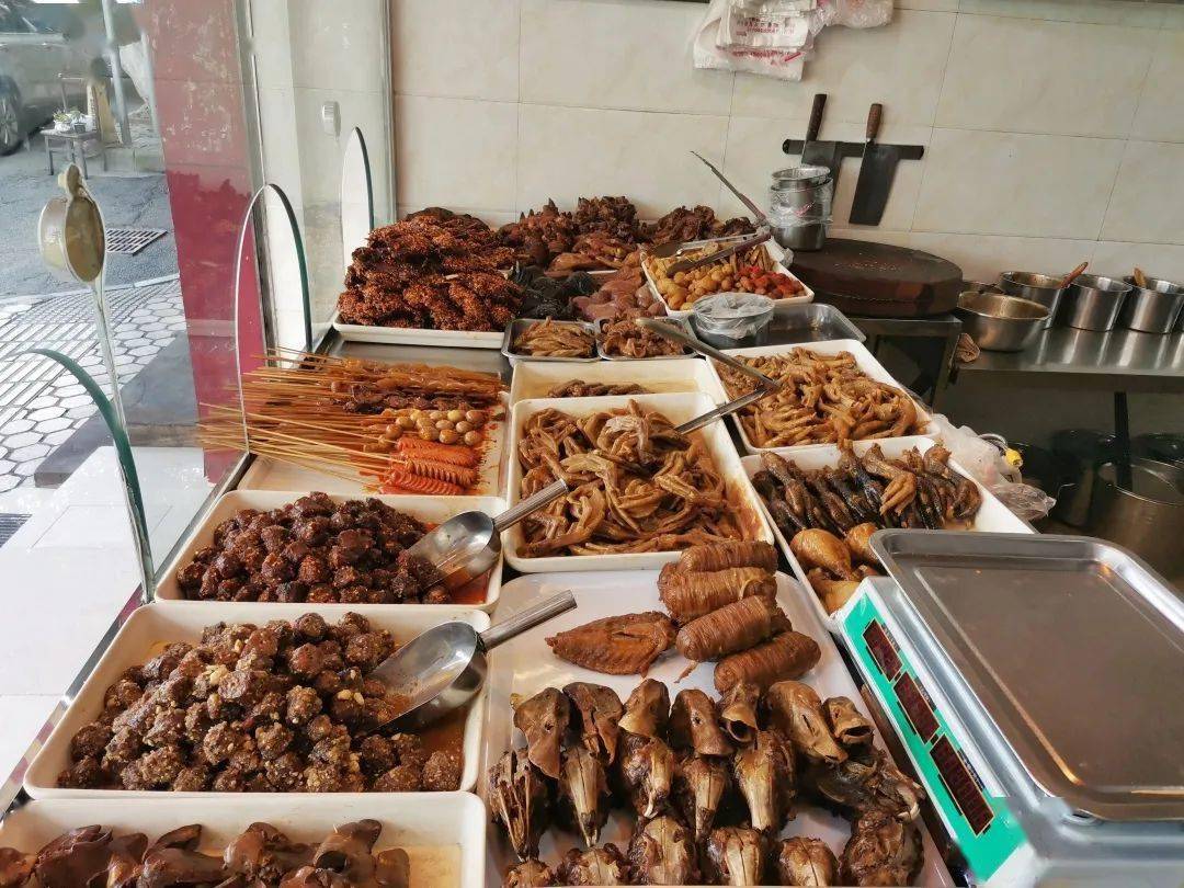 雨城一熟食店内欢乐斗舞?他们跳出不一样的生活乐趣!