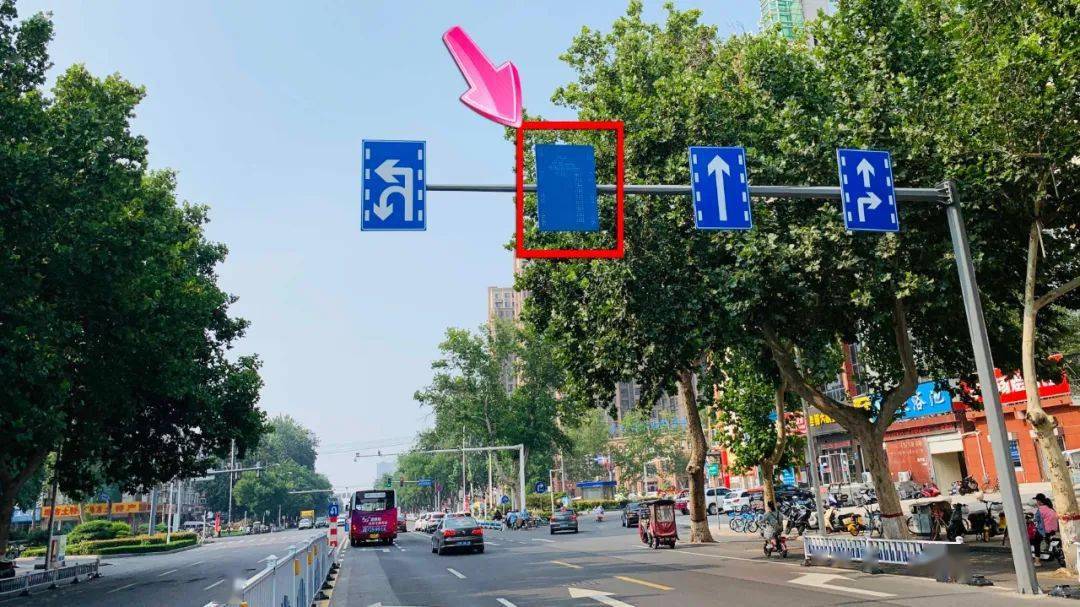 能随时根据交通流量更改指示方向的车道,也就是说可变车道内的