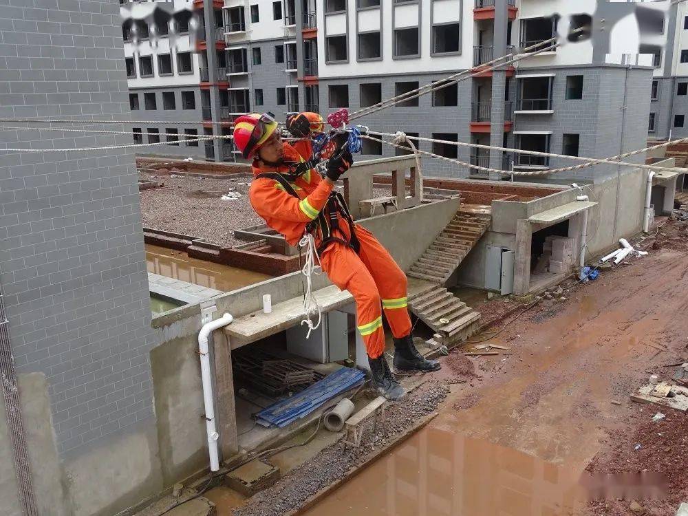 江城县消防救援大队开展t型山岳救助演练