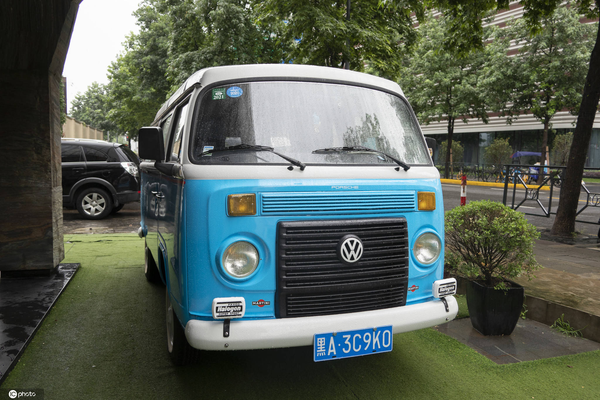 上海,一辆蓝白相间复古造型的大众面包车停靠在徐汇区枫林路街头,圆头