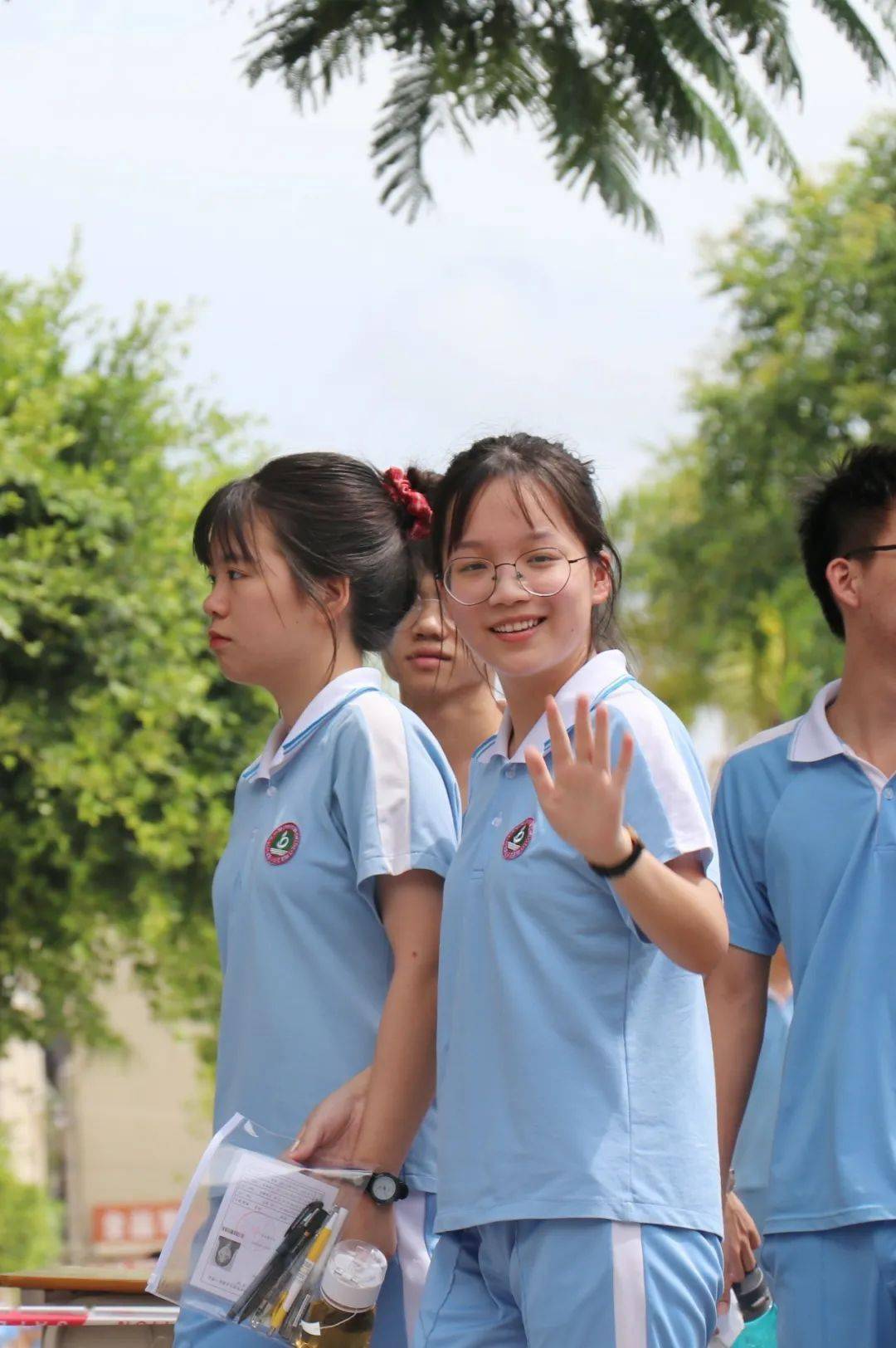 温馨的高考,真情的陪伴--金堡中学