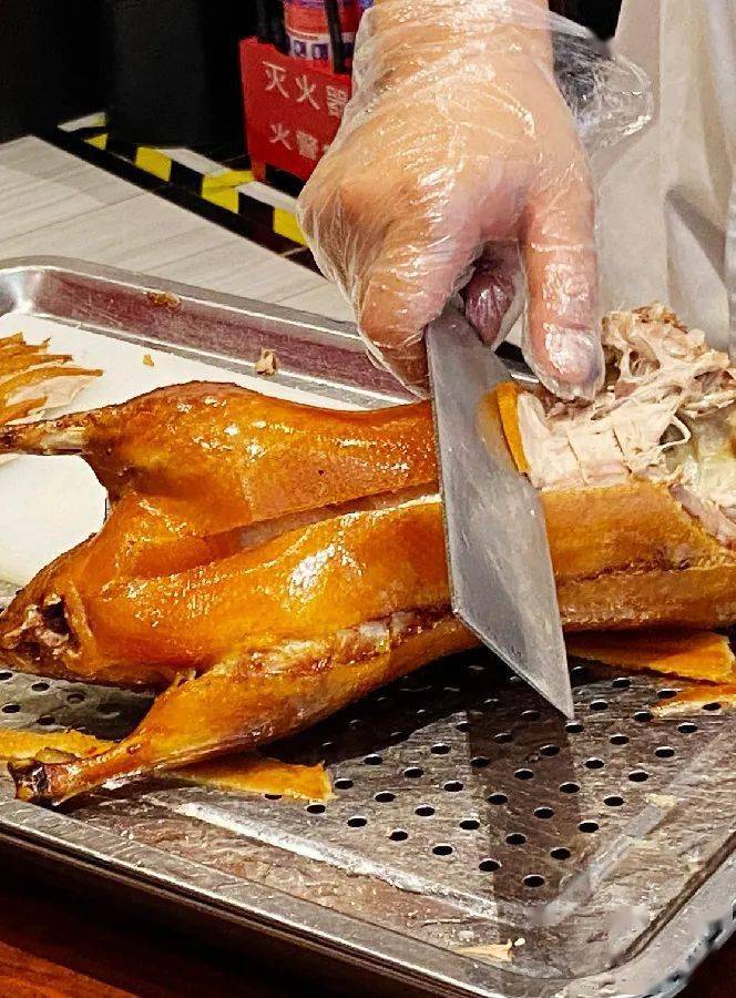 9元立享豪华烤鸭套餐:酥口鸭皮蘸白糖 果蔬蘸酱卷薄饼 白玉老鸭汤 .