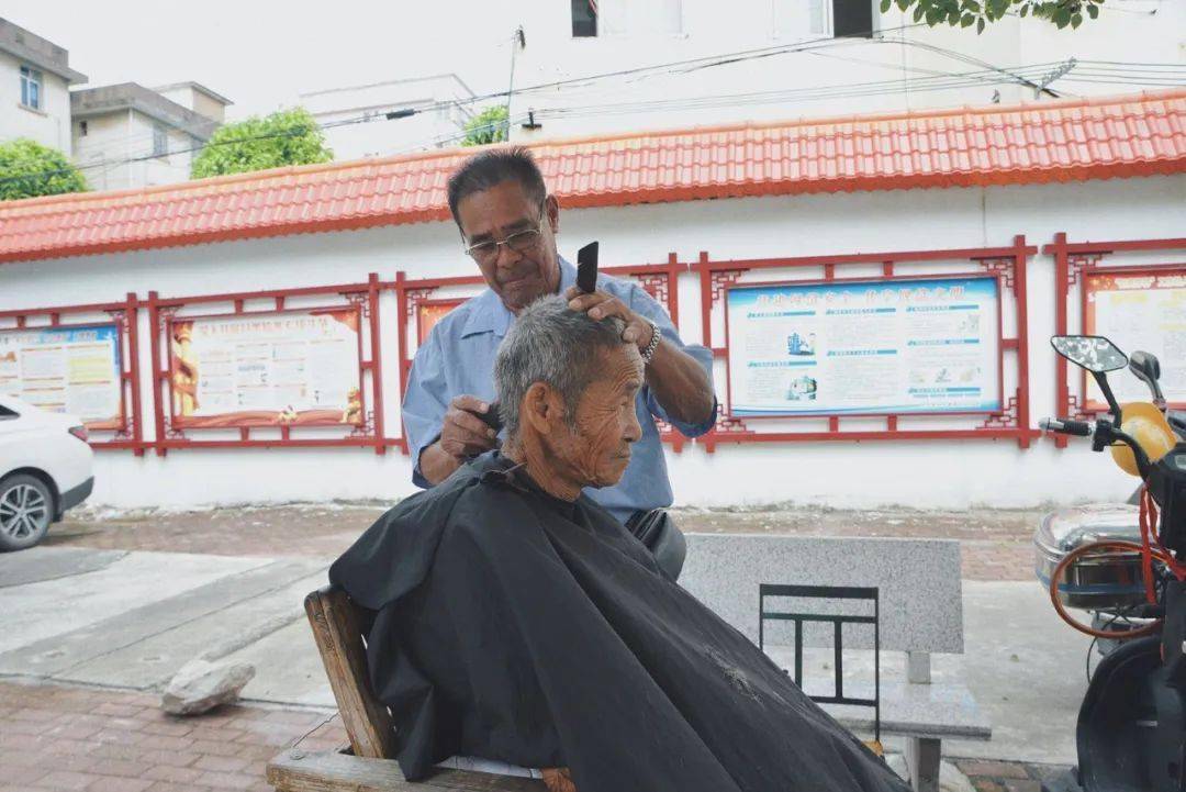 对于自身的形象更有想法,理发店也趋于高大上,剃头匠似乎没什么市场了