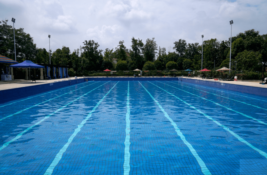 花式蹦床,刺激滑梯等.水上游乐中心来啦!送你免费畅玩!还不来疯狂?