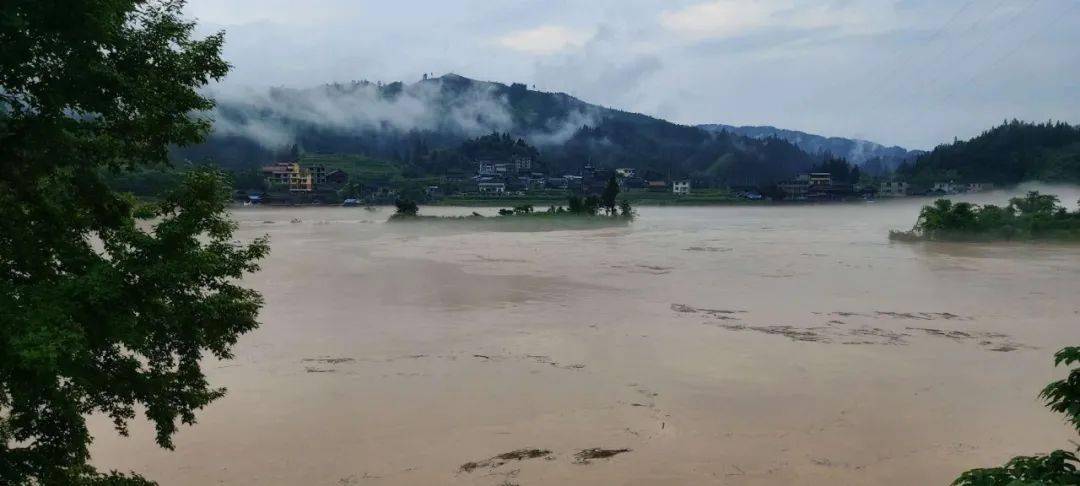 强降雨再次袭击黔东南 都柳江洪水肆虐 榕江新城区大面积被淹!