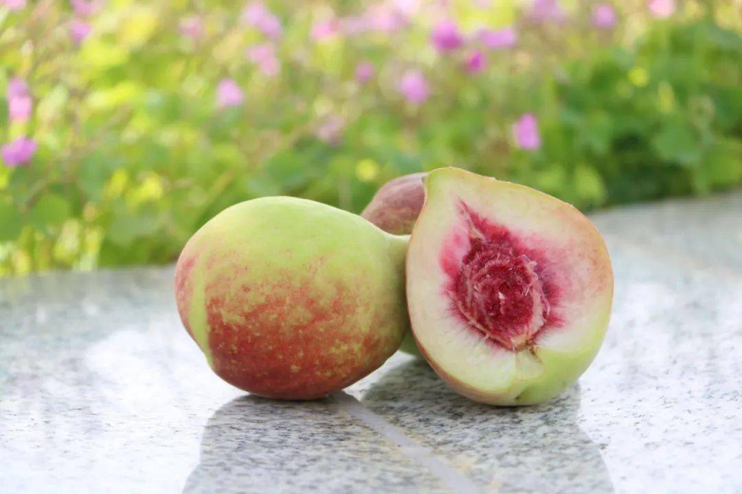 甜呐鹰嘴桃尖被称桃中贵族来自云南深山鹰嘴桃肉肥脆嫩一口爆汁吃了忘