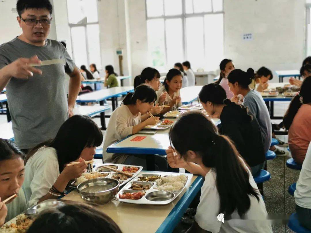 由会龙镇派出所警车开道护送,全体考生安全到达仓山中学考点