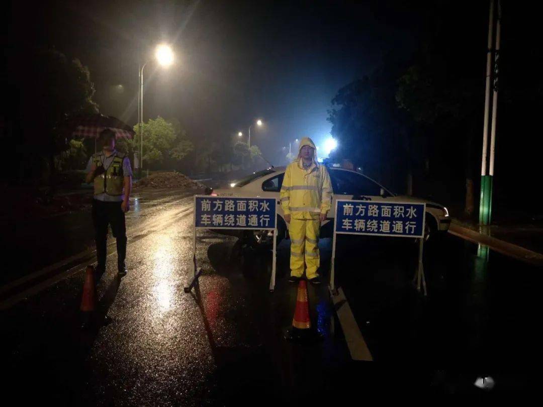 暴雨過後,廬山市湖濱路人行道塌陷,實施封閉交通管制!