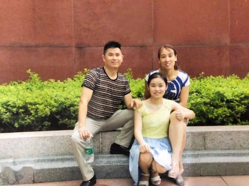 华南理工大学研究生李莎,在返回广西龙胜各族自治县龙胜小学支教的