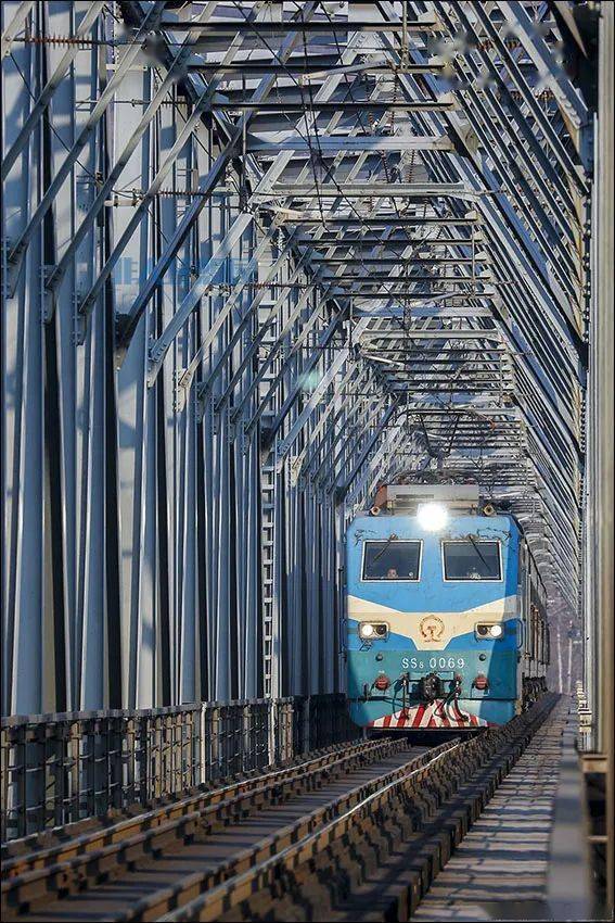 重庆轨道交通3号线轻轨列车跨过嘉陵江.作者:王艺博2019年8月.