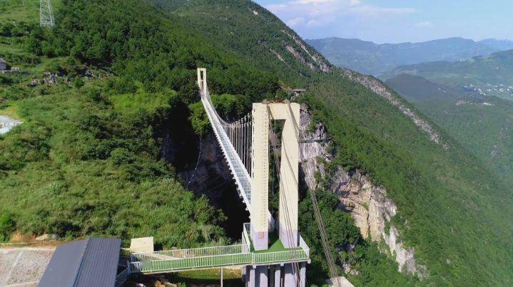 地处武陵山系方斗山山脉,距双路场镇10公里,距县城13公里,车程将近30