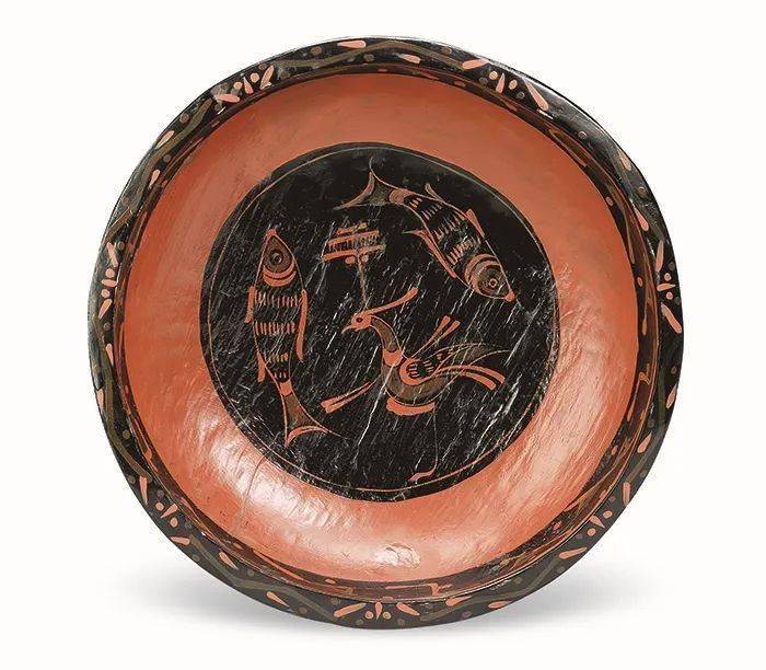 彩绘凤鱼纹盂(湖北云梦睡虎地出土)通体髹黑漆,并用红,褐漆绘花纹,内