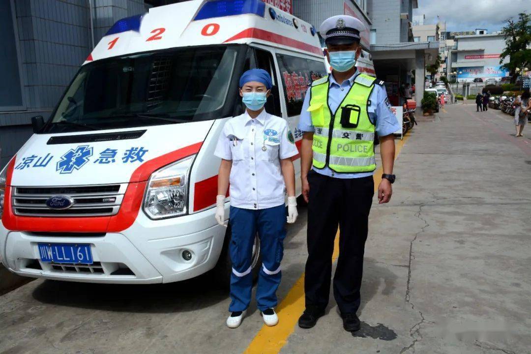 到普通两轮摩托车驾驶员腿部受伤,情况紧急,120急救车正在赶往现场