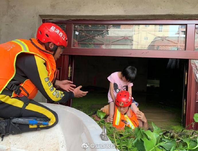 暖心!江西消防员洪水中宠溺式救娃