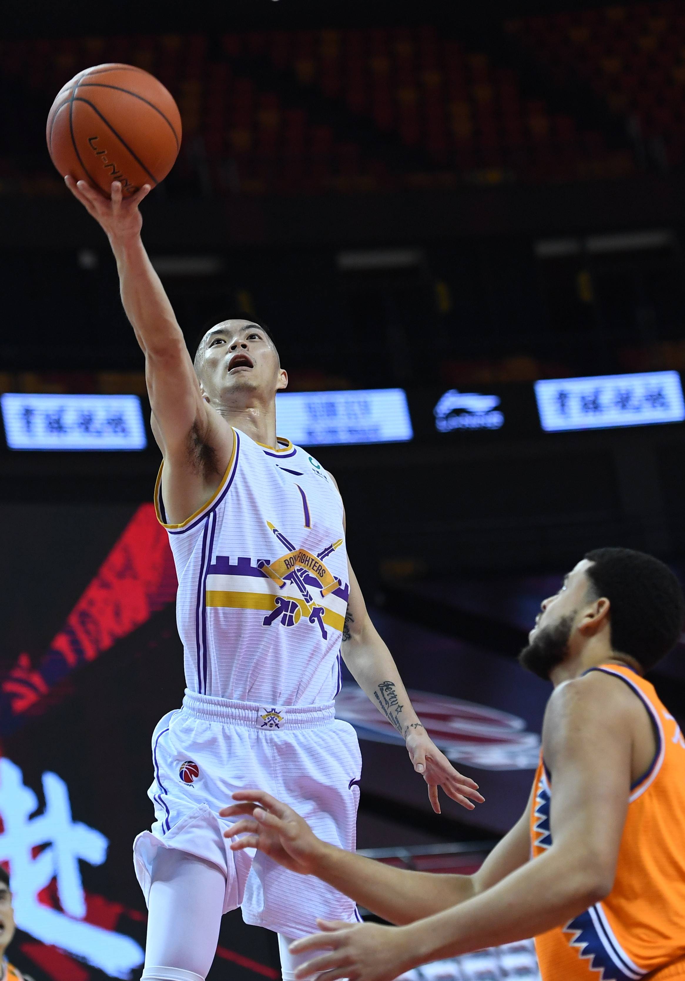 7月12日,北京控股队球员王子瑞(左)在比赛中上篮.