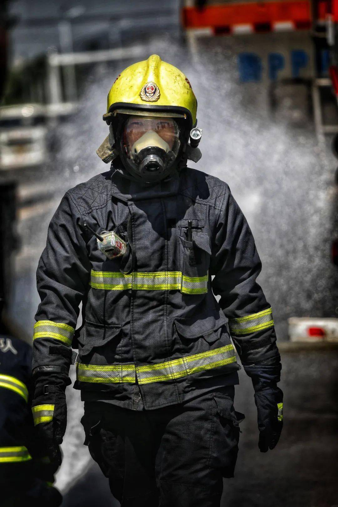 就是不惧"烤"验的消防勇士他们将要被烤的爆炸……却在烈日当头的救援