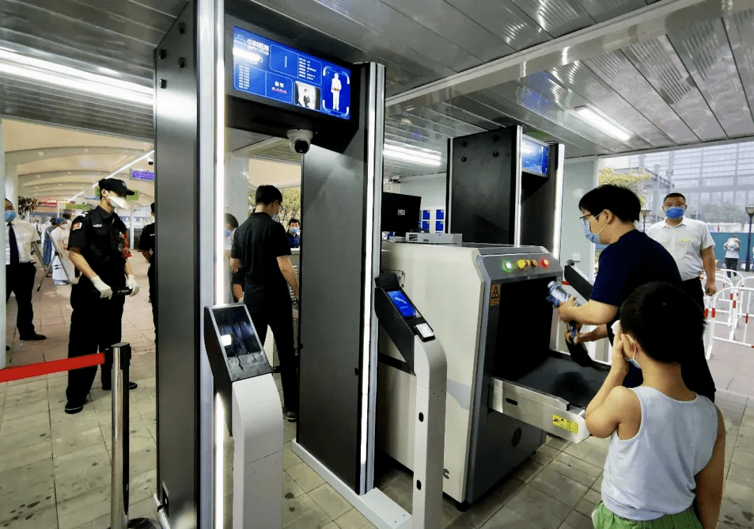 扫码完成北京健康宝查询和新冠筛查表填写,经安检处"安检 测温"合格后