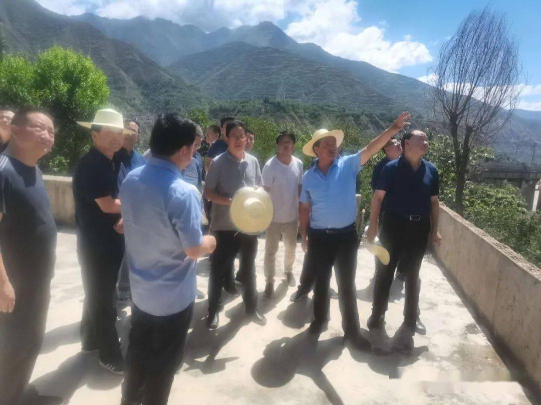 陇南市副市长李逢春一行深入沙湾镇检查指导雅园村山体滑坡应急处置