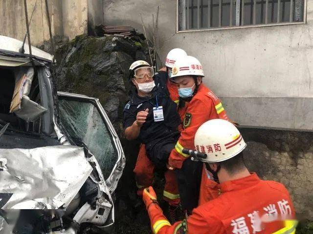 永安发生一起罕见的交通事故2人被困情况危急