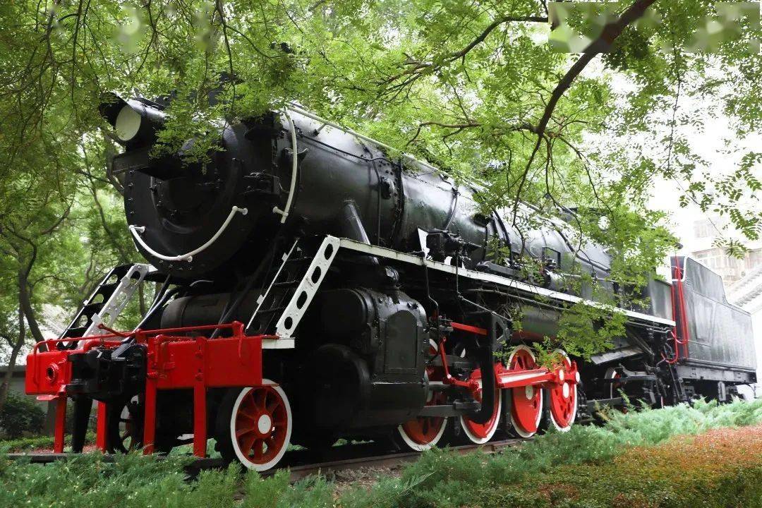 北京又一公园走红,停放一火车头成景点,不收门票,游客争相来看