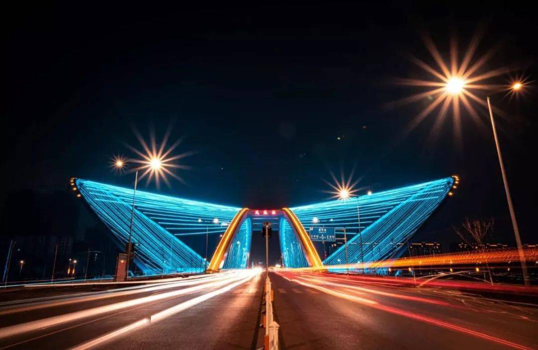 凤凰桥是银川又一座横跨典农河的重要桥梁是典农河上靓丽的地标景观