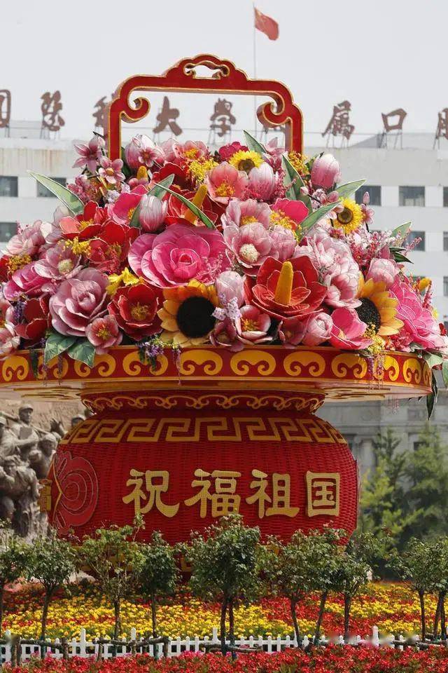 沈阳中山广场突然多了……_花篮