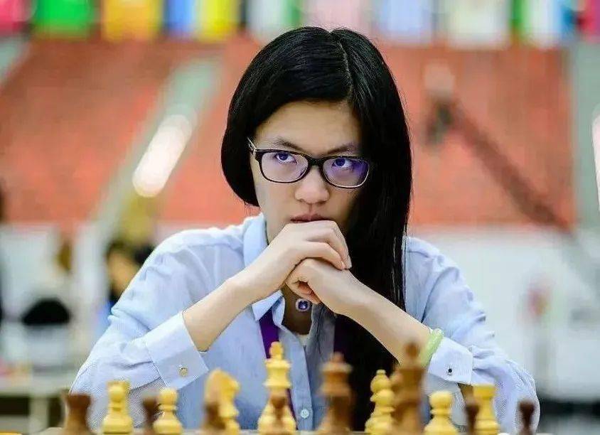 祝贺兴化旅游形象大使侯逸凡成为最年轻正教授