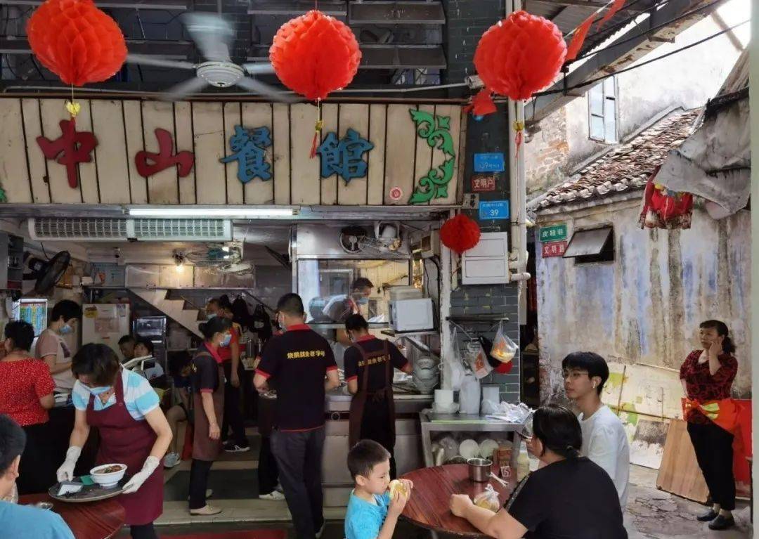 "广府四大濑粉,西关濑,三乡濑,高明濑,厚街濑……"闫涛老师一边吸溜着