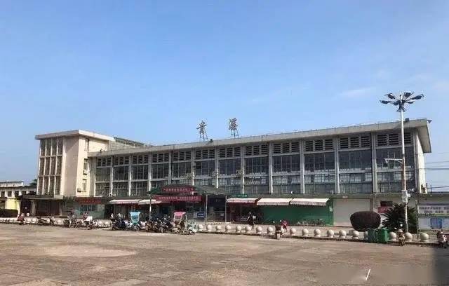 一到了放寒暑假的时候,父母就带着我回老家,都是从贵溪火车站上车