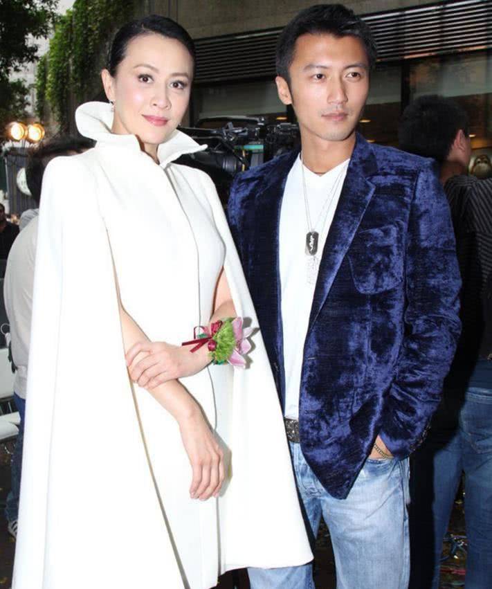 谢霆锋出席活动,刘嘉玲现场"撩弟"玩摸脸杀,王菲脸上全是黑线