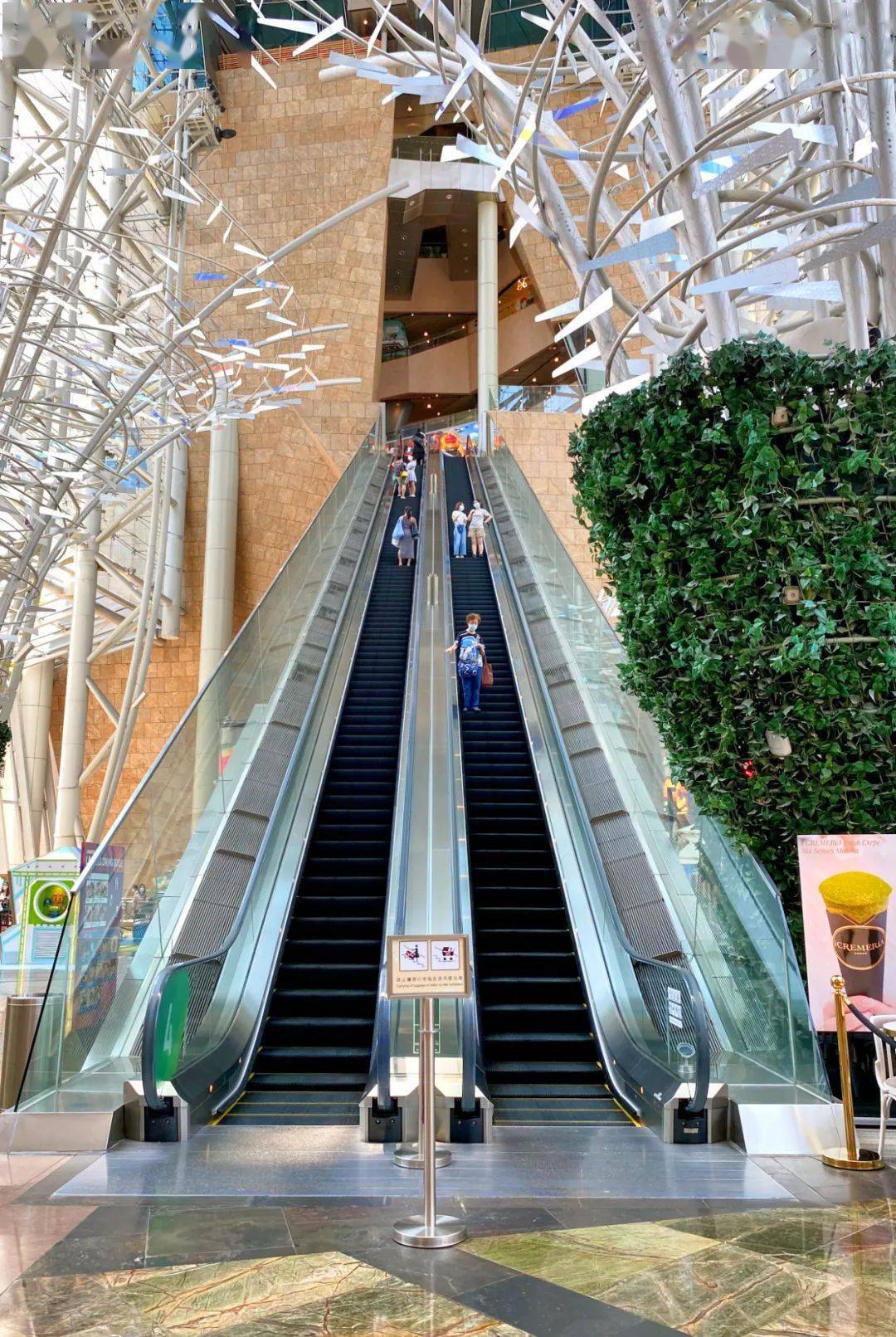 眼见平日热闹非凡的朗豪坊"天梯"只有寥寥数人.