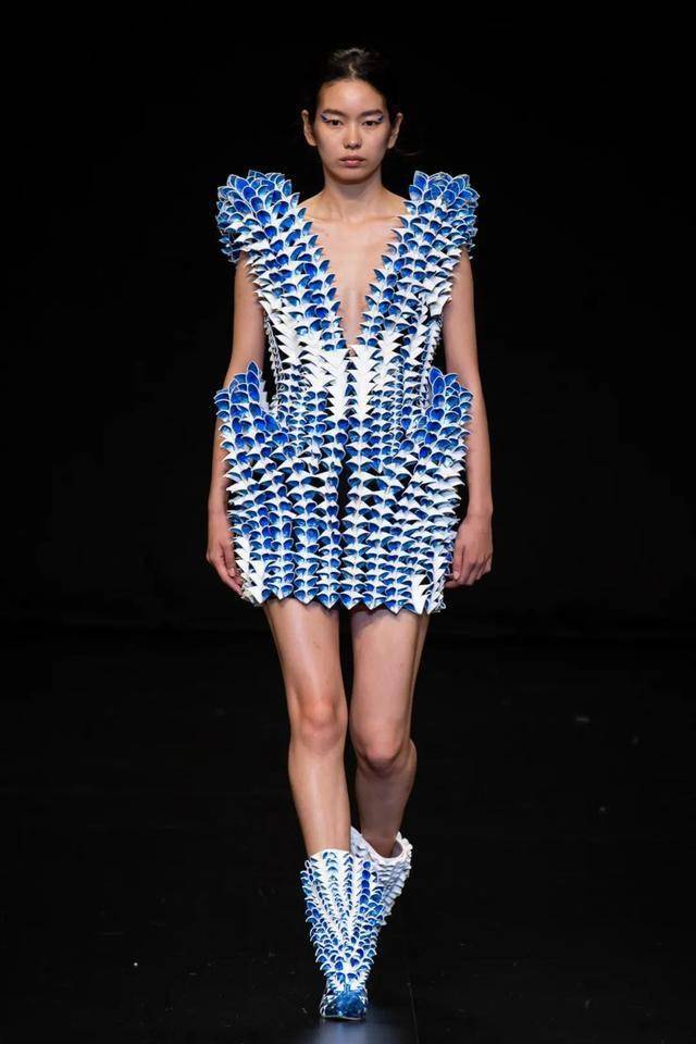 曾挖掘山本耀司的时装创意大赛他竟用3000个钉子取代针线缝制衣服还钉