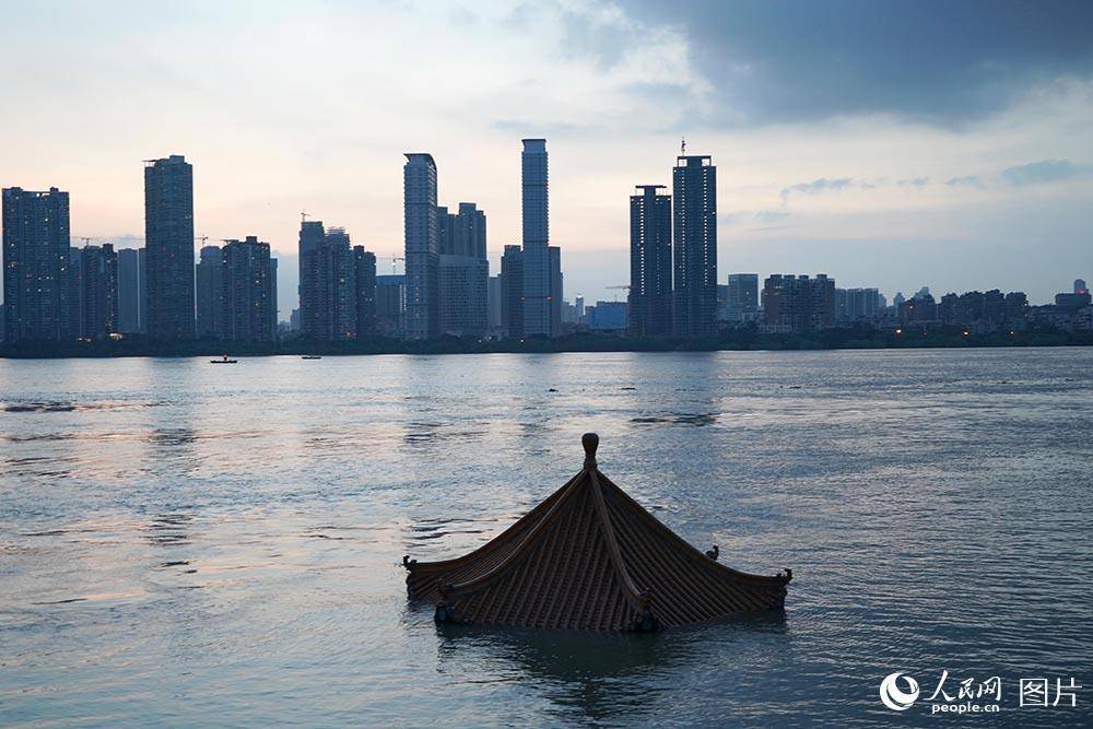 长江中下游洪水洪峰顺利通过汉口江段