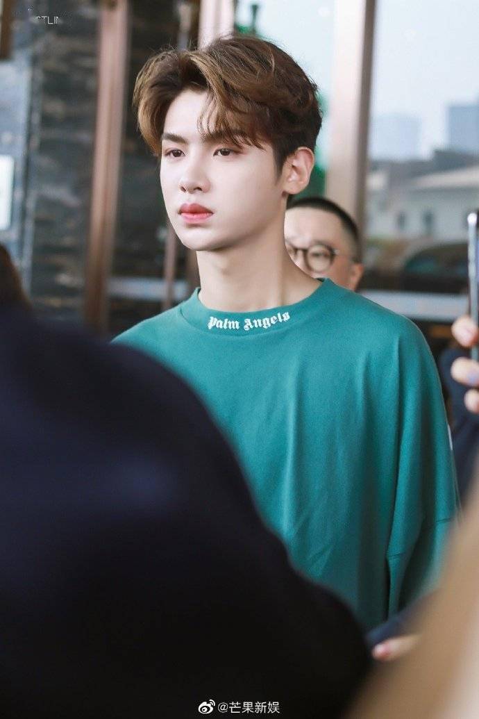 justin最新上班图奉上 想在哥哥的睫毛上一日游