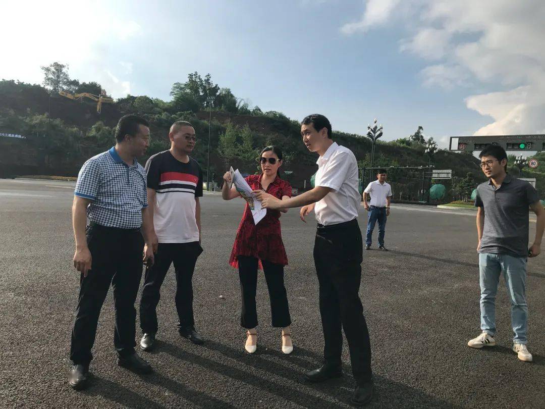 宜宾市政府张健副市长一行到市一中督查创文工作并关心指导南岸新区