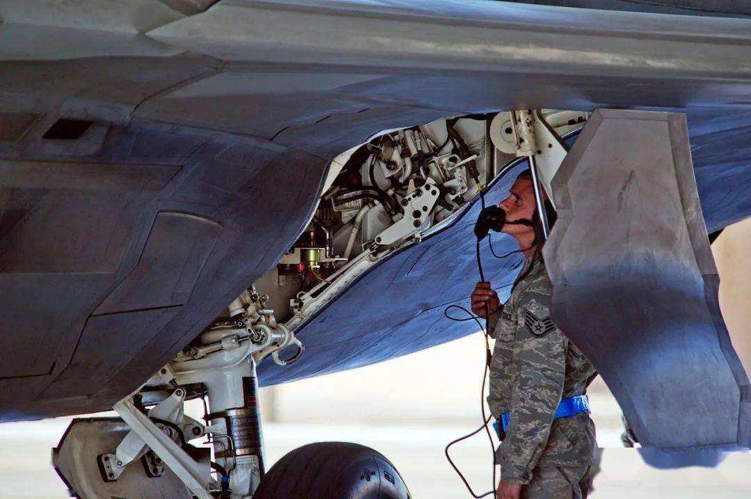 美军f-22"猛禽"战斗机的弹舱和挂弹作业图集