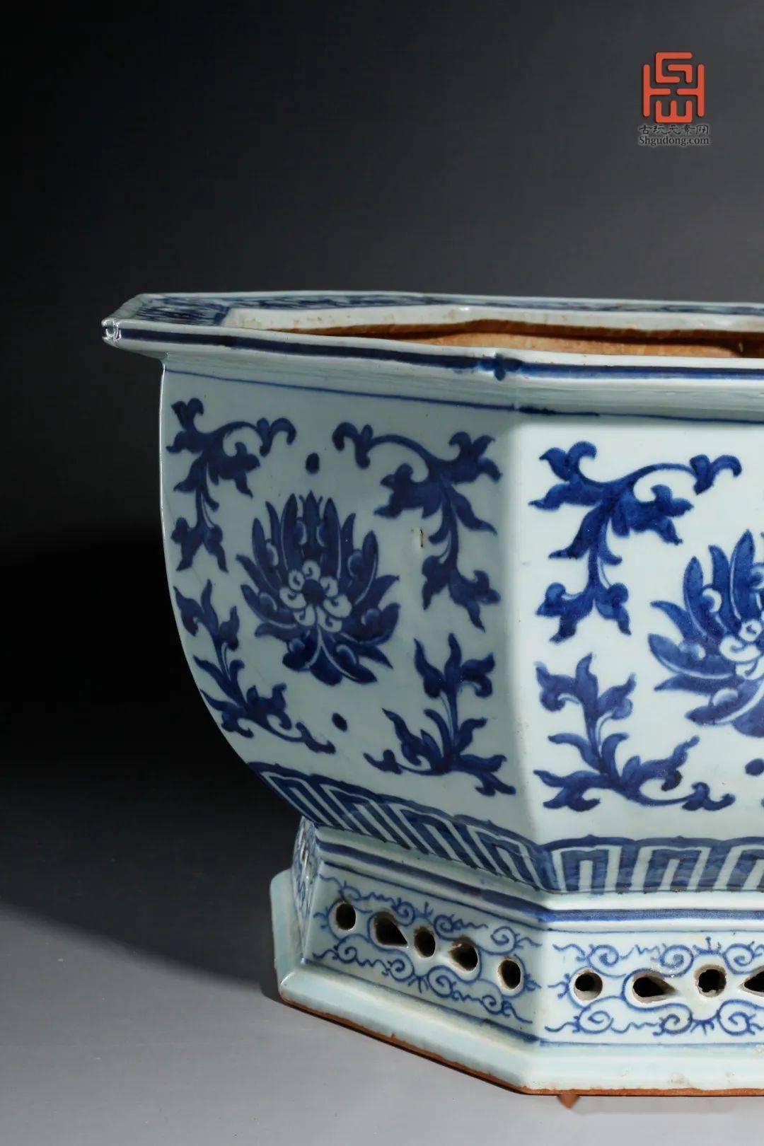 上海博物馆藏乾隆花盆编号:5623g101藏品名称:乾隆青花缠枝莲八角大