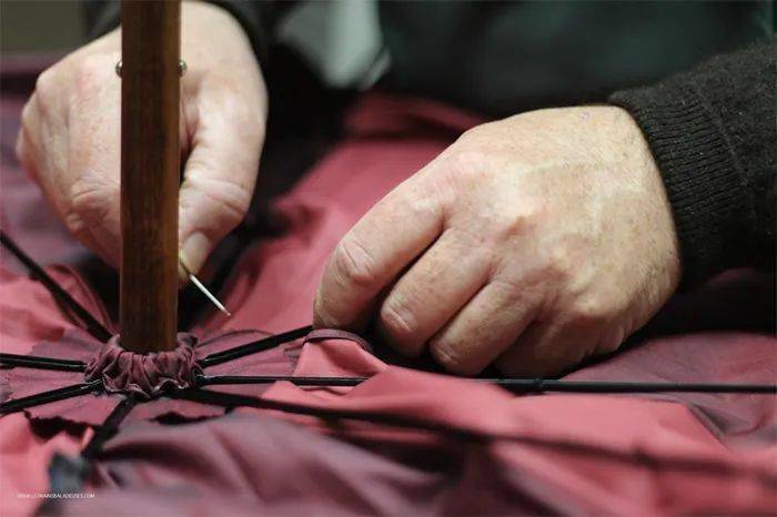 他是巴黎最后一位修伞师,每年修复10000把雨伞