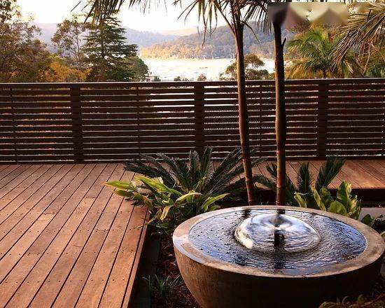 院子里的小喷泉给这个夏天多些凉意