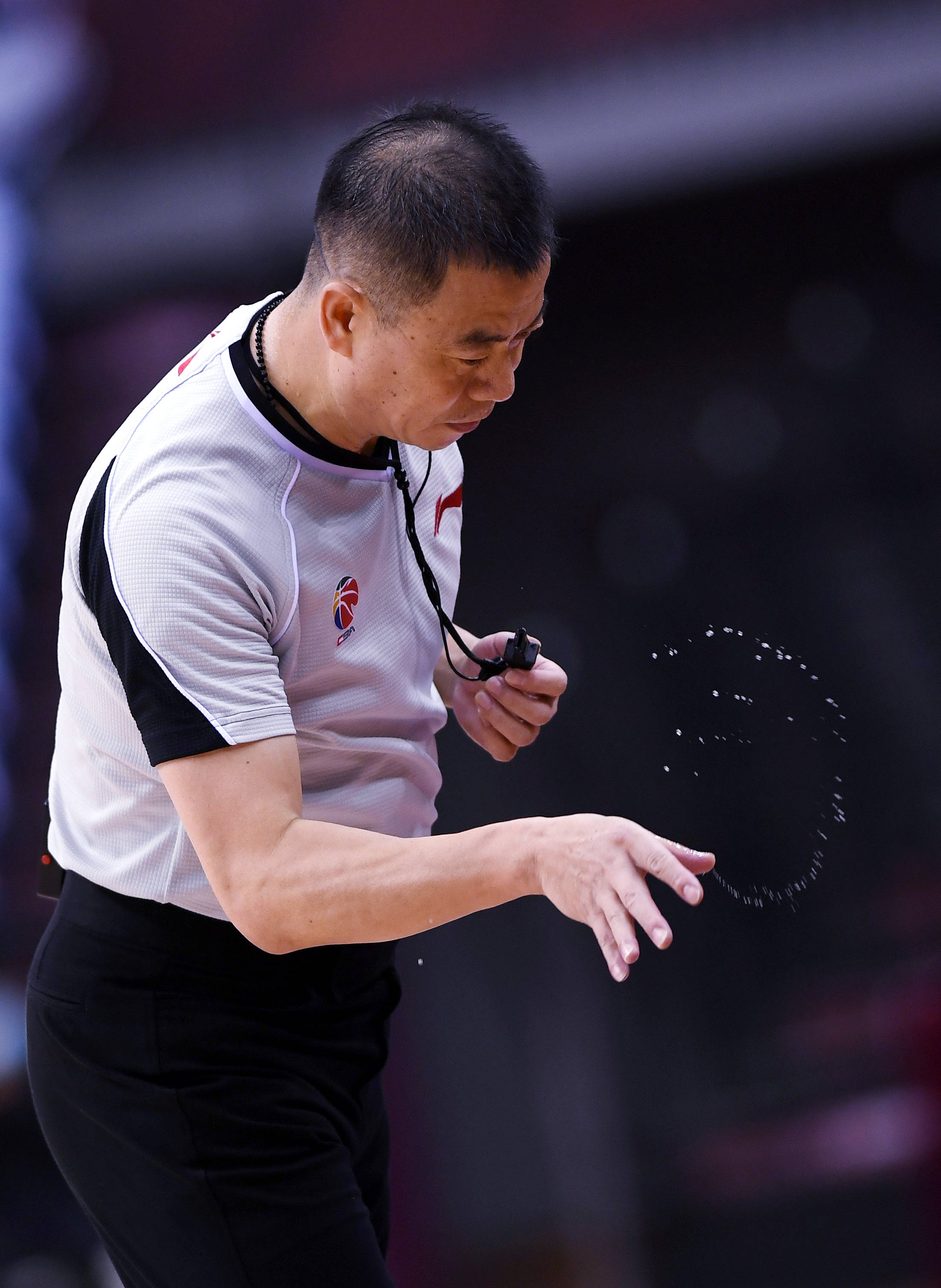 新华社照片,青岛(山东),2020年7月15日7月15日,本场比赛主裁判汪梅在