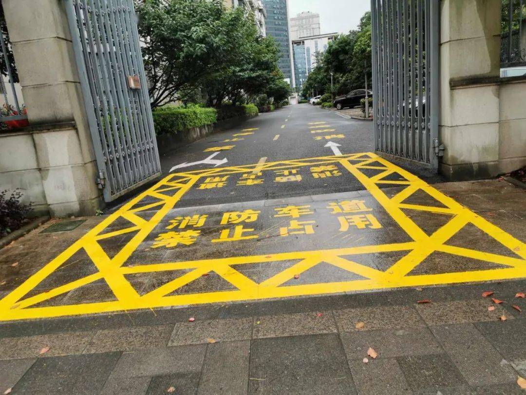 少数登高面存在私家车停放问题红榜已完成1,消防车通道沿途连续划线