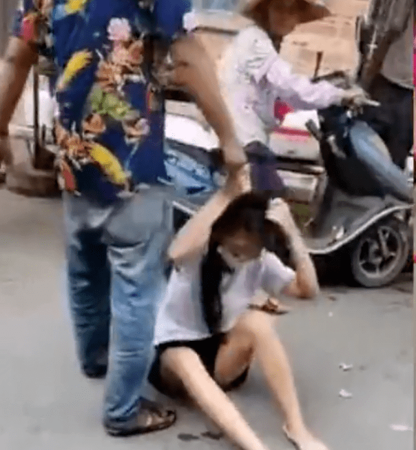 男子当街抱摔妻子后续图片