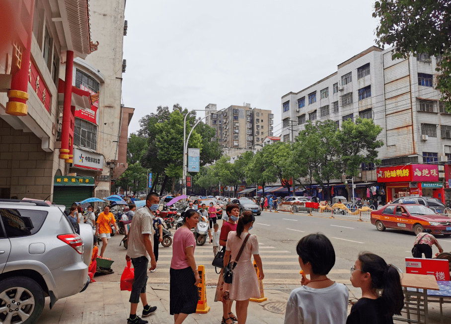 受近日强降雨影响,黄梅县城区内涝严重.