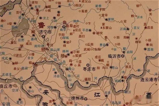 1500—前1066年,西北部为滕国,郳国和薛国,东北部为鄫国,中部为蔰国