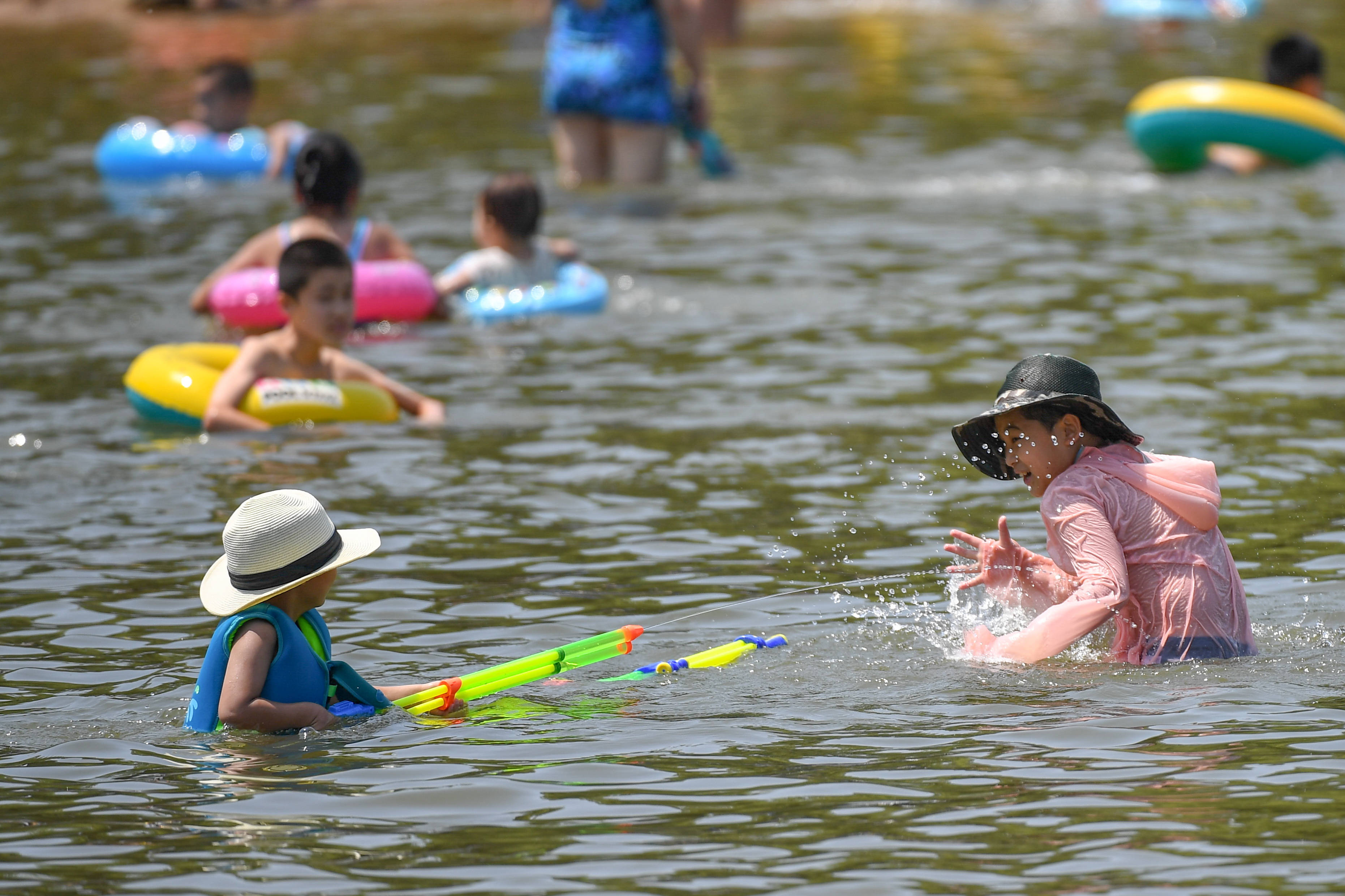 长春:戏水享清凉