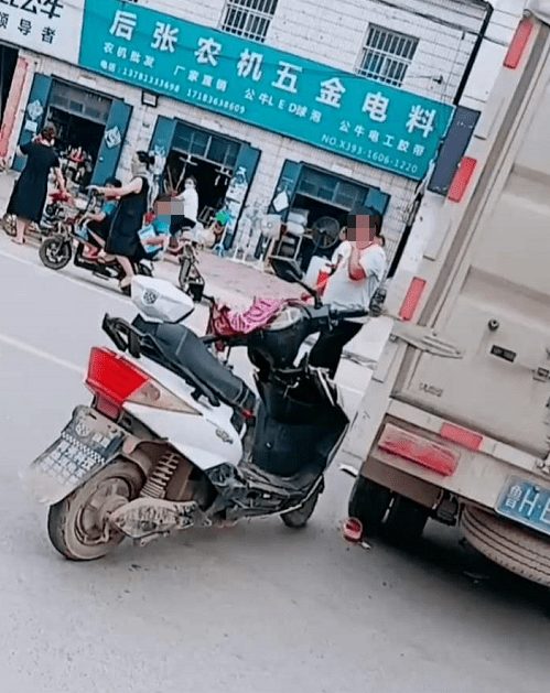濮阳这个村发生车祸!一人受伤,救护车都来了.