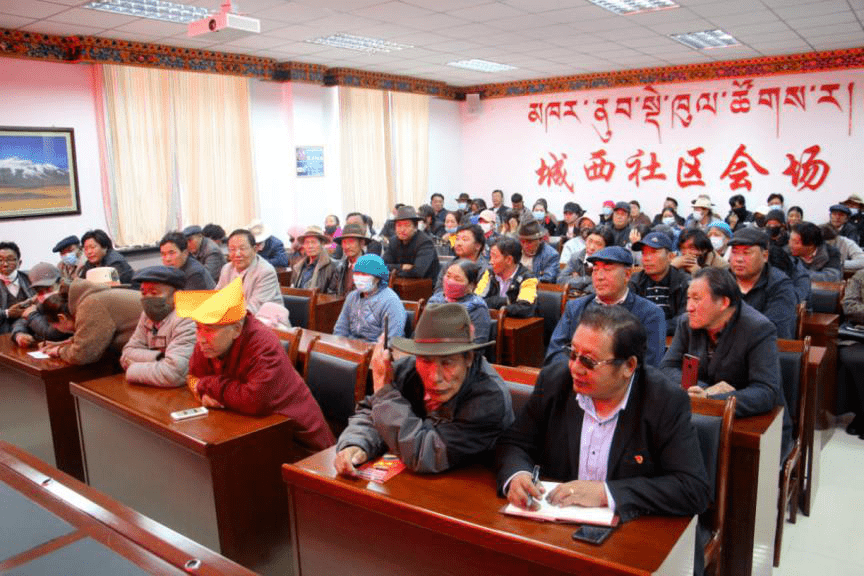 天峻县神湖源宣讲队为快尔玛乡群众讲解《民法典》