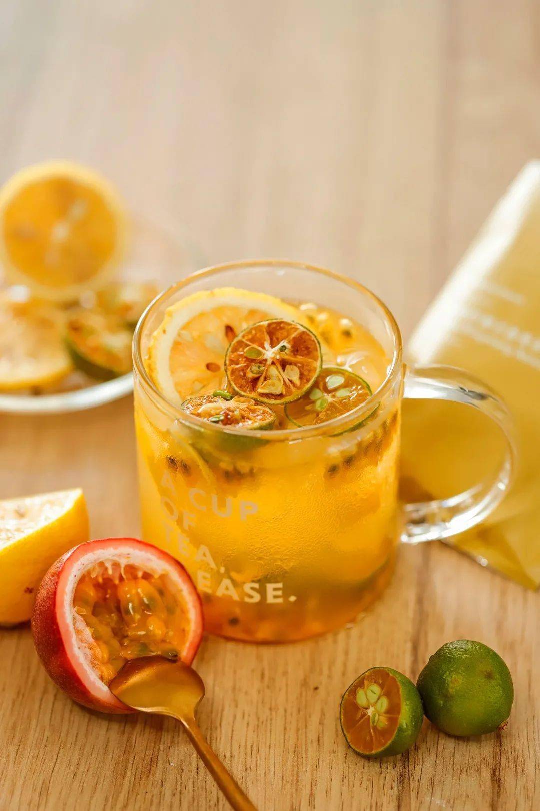 ▼保留鲜果口感遇水快速复原百香小蜜弹用水一泡,就变身鲜榨果汁,正是