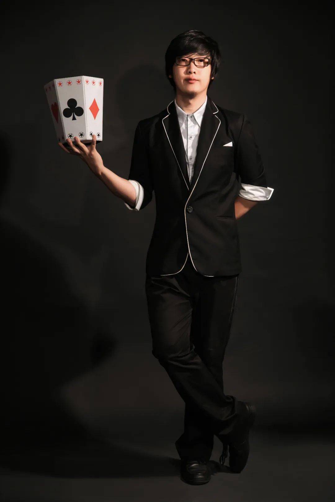 今日网红丨登过央视舞台的魔术师到底长啥样?_陈辉刚